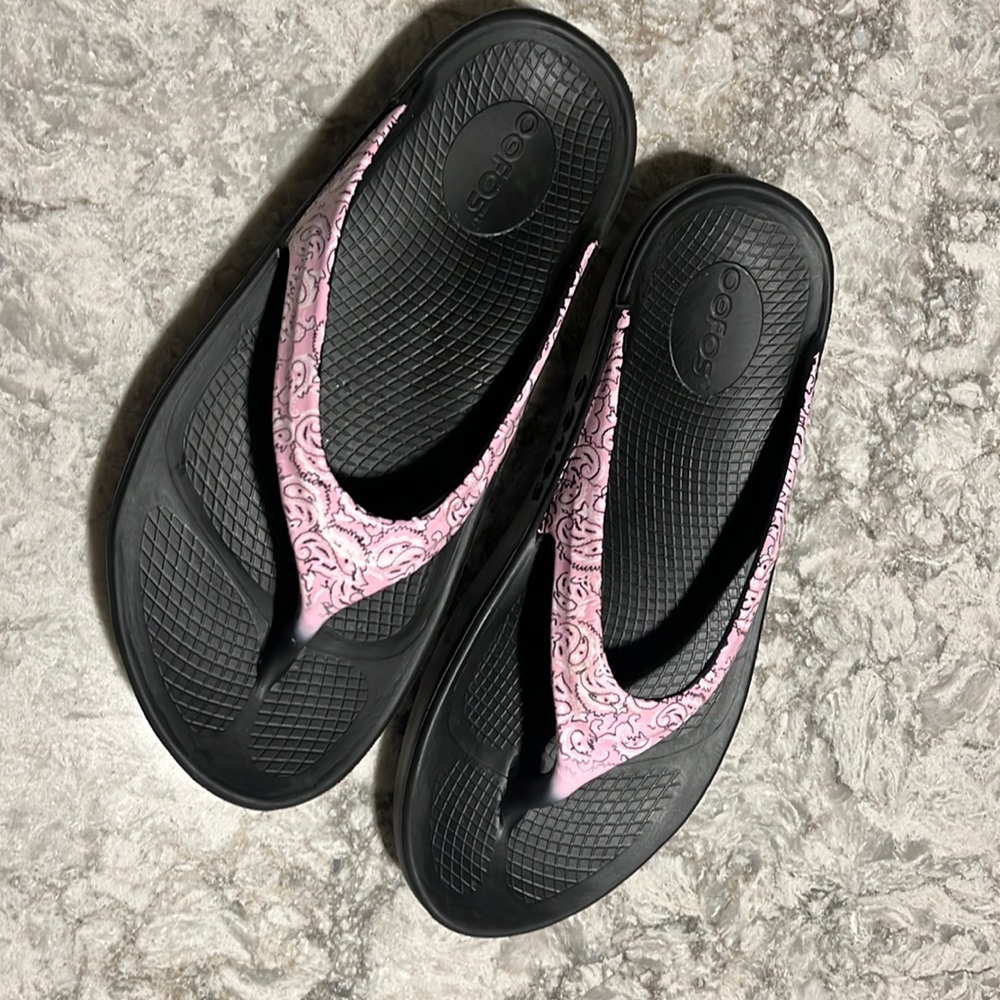OOFOS Women’s OOLALA Limited Pink Bandana Slip On Thonged Sandel’s Sz 7.